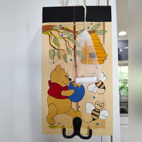 Hand Painted Winnie The Pooh Wooden chalkboard wall sign with hooks honey & bees - Picture 2 of 7